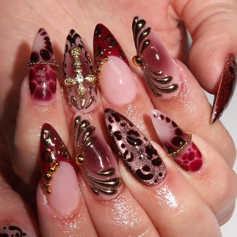Elegante Kunstnägel mit stilvollem Muster Karnz