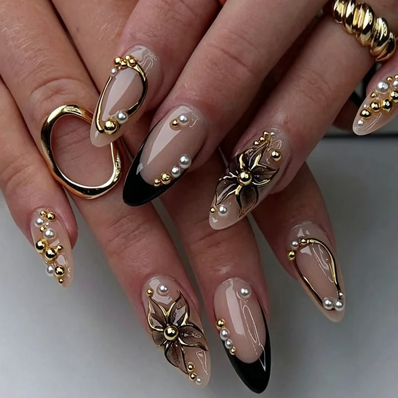 Elegante Kunstnägel mit Perlen- und Goldakzenten Karnz