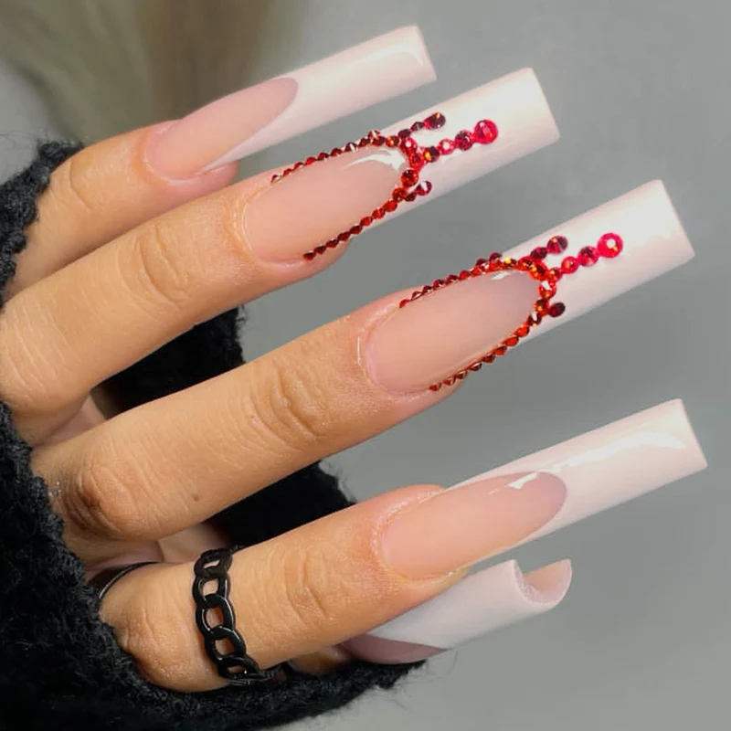 Elegante Kunstnägel mit Glitzersteinen Karnz