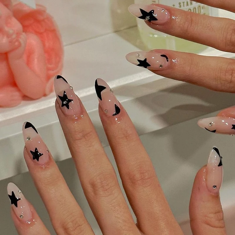 Elegante Kunstnägel mit Glitzerakzenten Karnz
