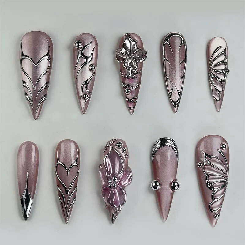 Elegante Kunstnägel mit filigranen Mustern Karnz