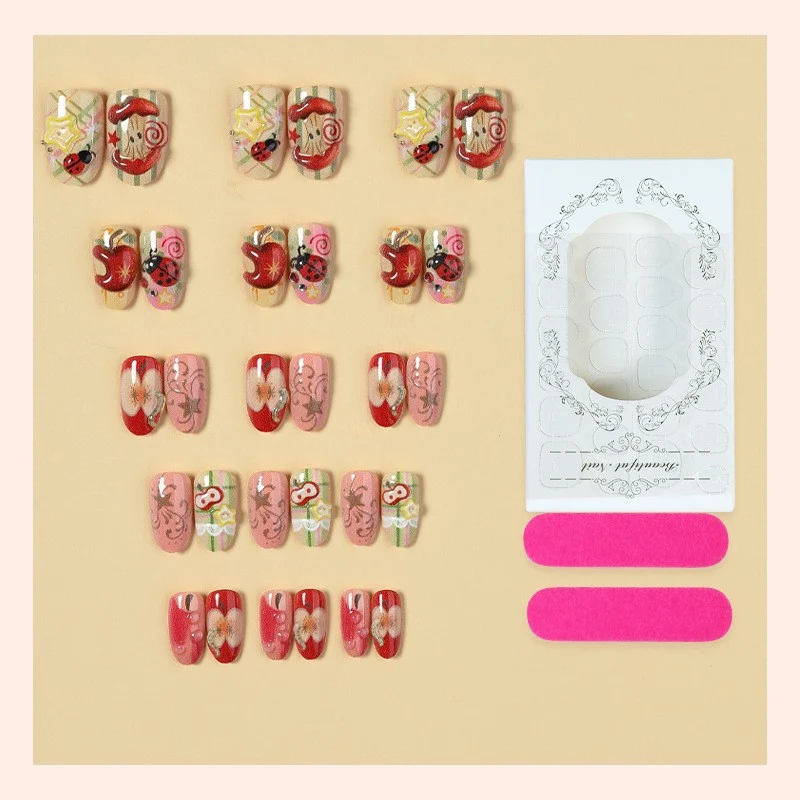 Dekoratives Kunstnagelset mit fröhlichen Motiven und Glitzerakzenten Karnz