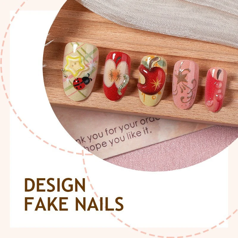 Dekoratives Kunstnagelset mit fröhlichen Motiven und Glitzerakzenten Karnz