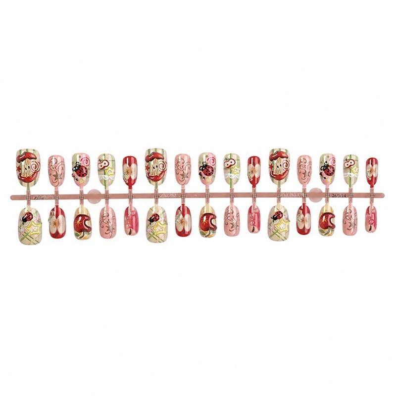 Dekoratives Kunstnagelset mit fröhlichen Motiven und Glitzerakzenten Karnz