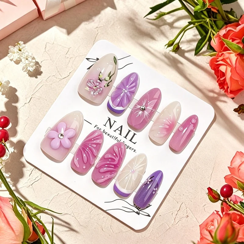 Dekorative Kunstnägel mit floralen Designs und Glitzerakzenten Karnz