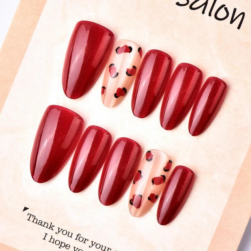 Künstlerisches Press-On-Nagelset mit Herzdesign
