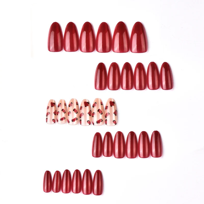 Künstlerisches Press-On-Nagelset mit Herzdesign