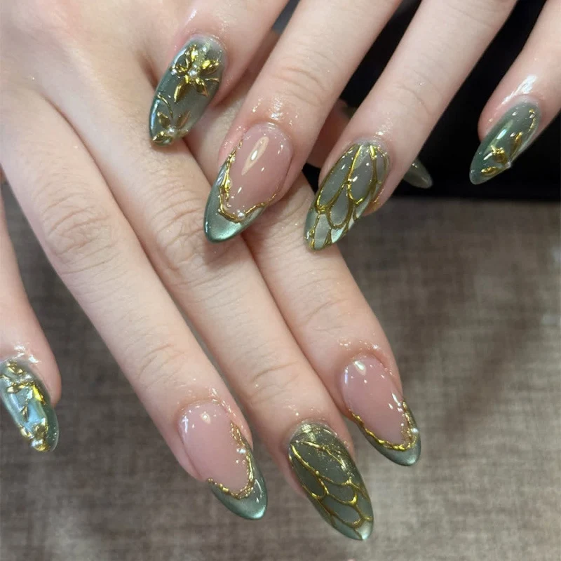 Künstlerisches Press-On-Nagel-Set mit goldenen Akzenten
