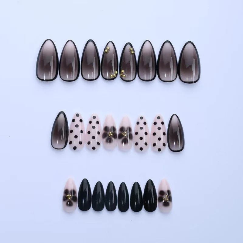 Künstlerisches Press-On-Nagelset mit geometrischen und gepunkteten Designs