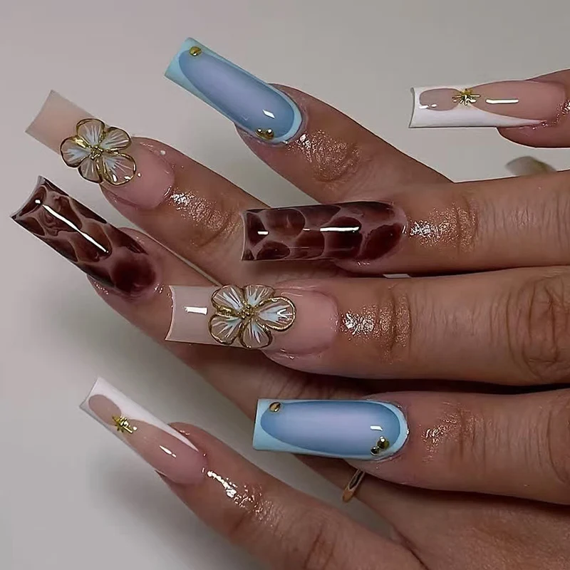Künstlerisches Press-On Nagelset mit floralen Verzierungen