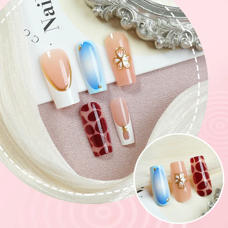 Künstlerisches Press-On Nagelset mit floralen Verzierungen