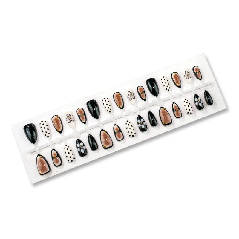 Künstlerisches Press-On-Nagelset mit floralen und gepunkteten Designs