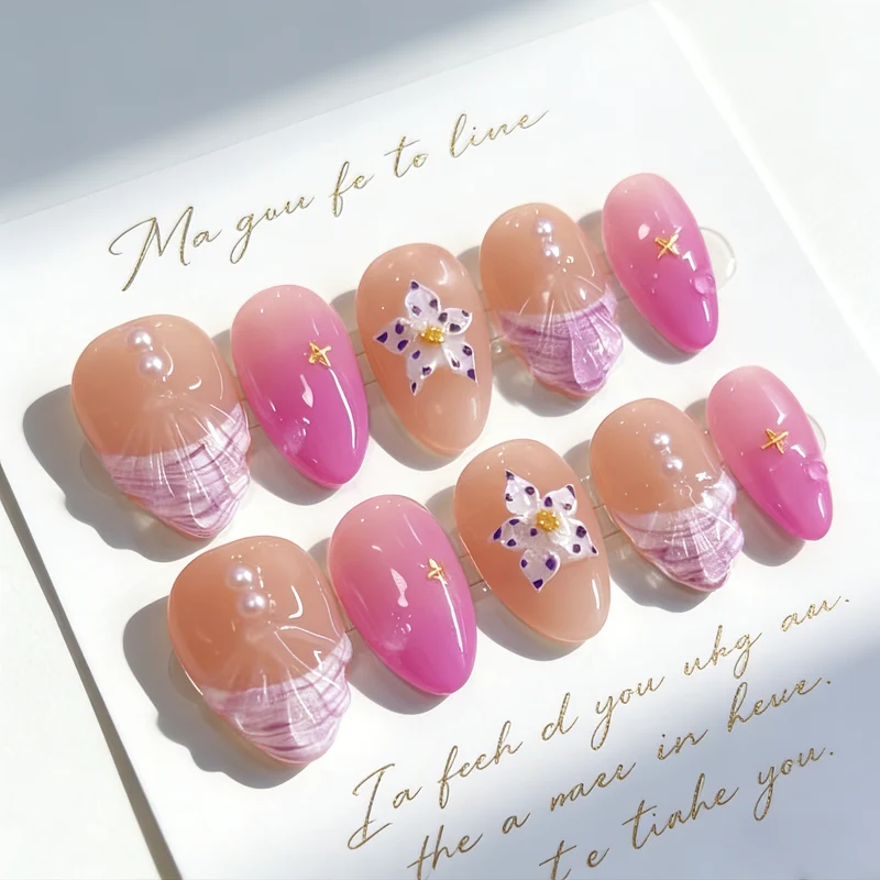 Künstlerisches Press-On Nagelset mit floralen und Perlenakzenten