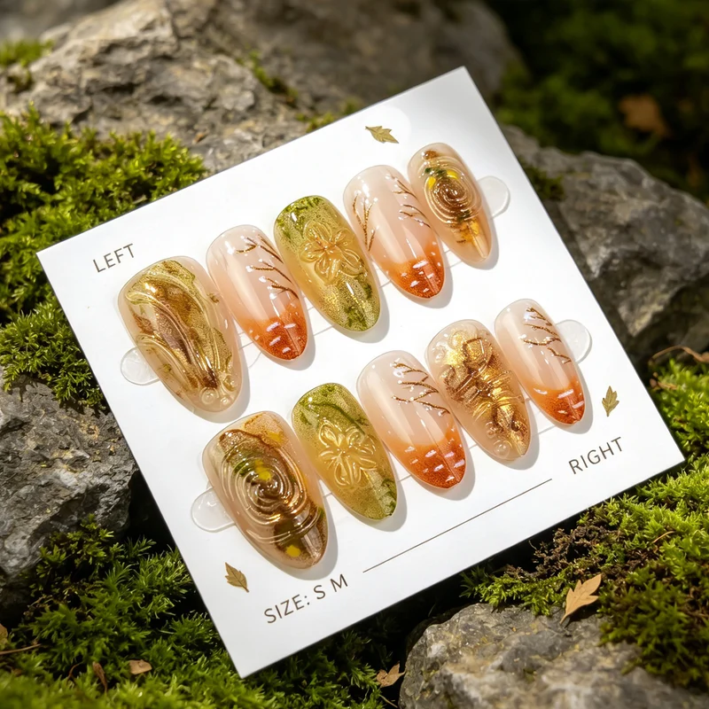 Künstlerisches Press-On-Nail-Set mit floralem und metallischem Design