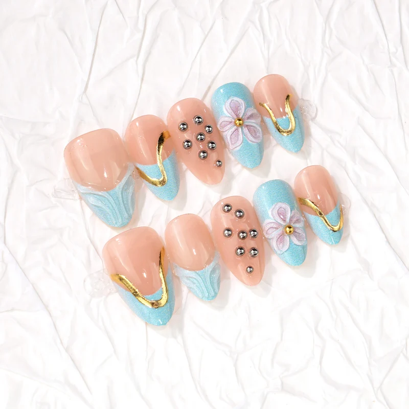 Künstlerisches Press-On-Nagelset mit floralen und metallischen Akzenten