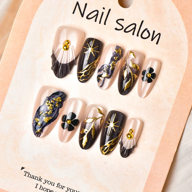 Künstlerisches Press-On-Nagelset mit Blumen- und Schmetterlingsdesigns