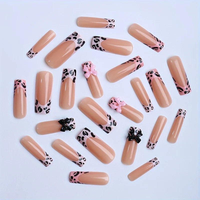Dekorative Press-On Nagelkunst mit Schleifenakzenten