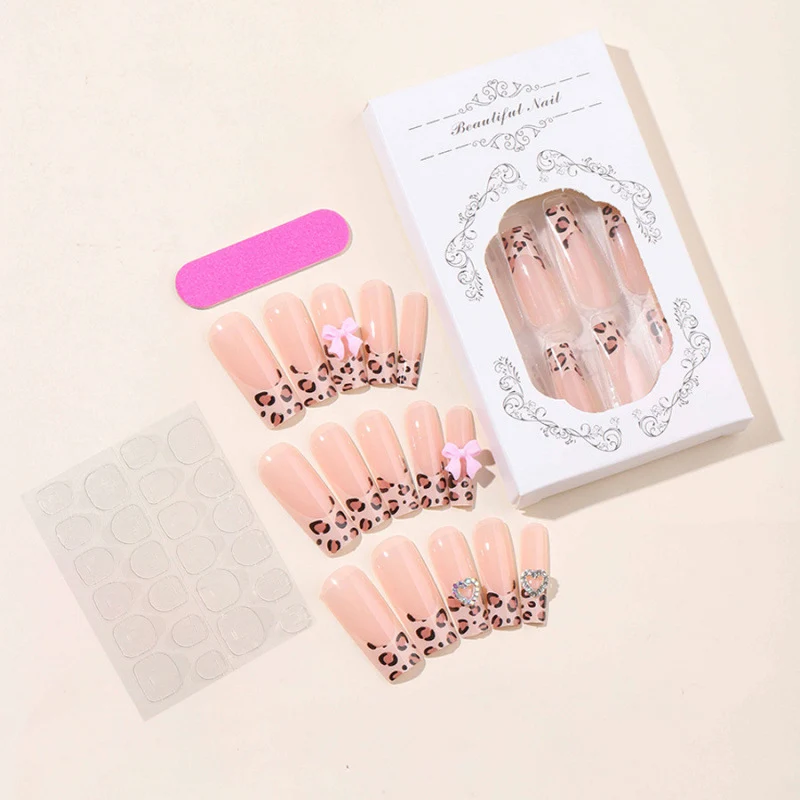 Dekoratives Press-On Nagelkunst Set mit Leopardenmuster und Schleifenakzenten