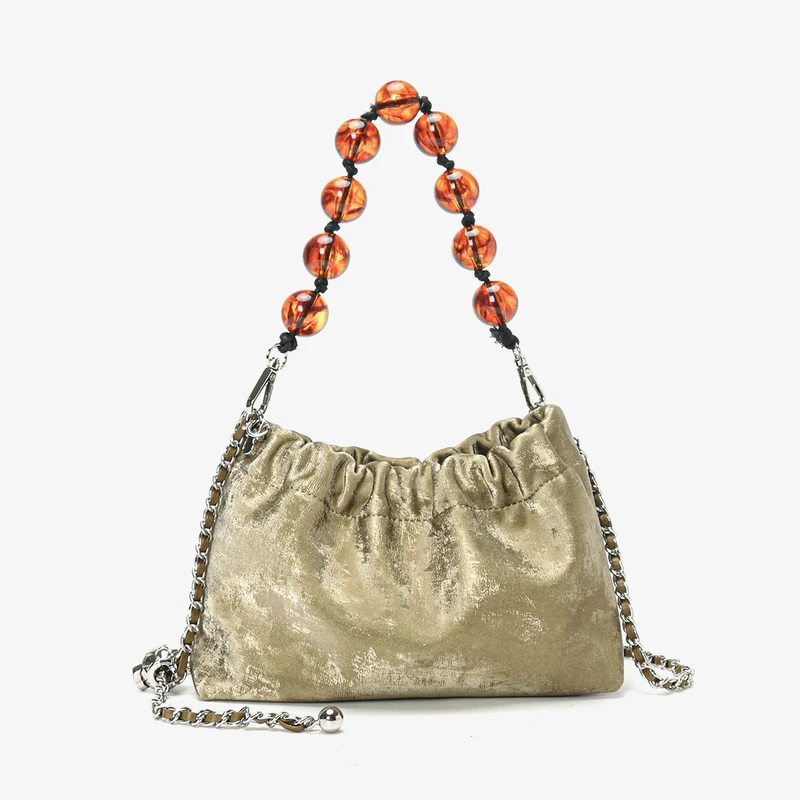 Gerüschte Samt-Schultertasche mit dekorativem Perlenhenkel