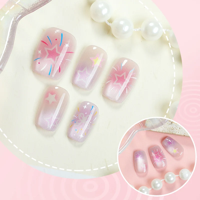 Künstlerisches Press-On-Nagelset mit himmlischen Designs