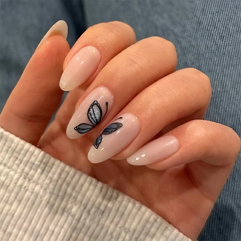 Künstlerisches Press-On-Nagel-Set mit Schmetterlingsdesigns