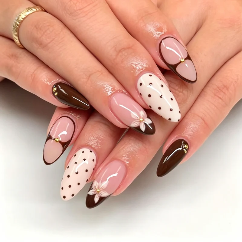 Dekorative Press-On Nagelkunstset mit floralen Akzenten