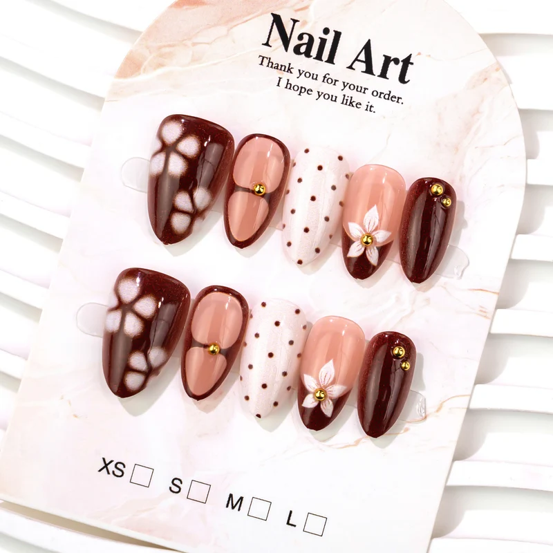 Dekorative Press-On Nagelkunstset mit floralen Akzenten