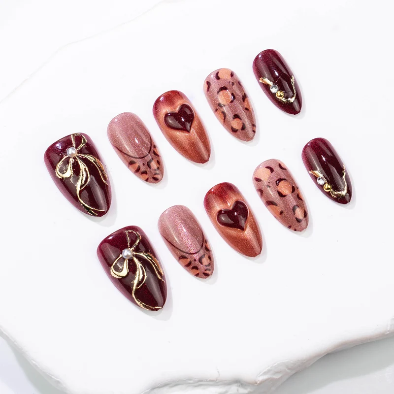 Dekorativer Press-On Nagelkunst Set mit Tierdruck und Herzakzenten