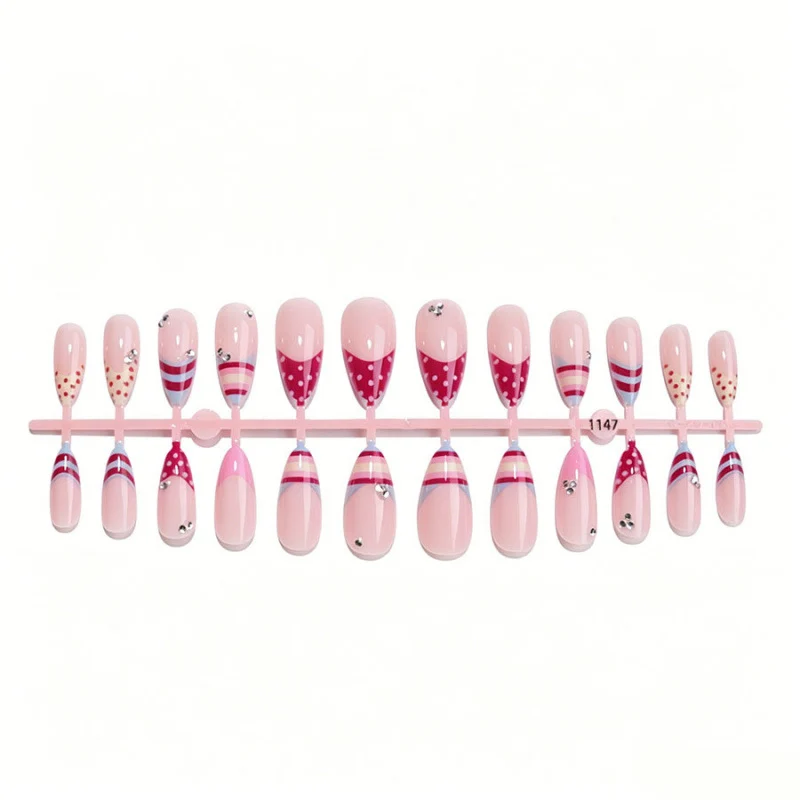 Kreatives Press-On Nagelset mit dekorativen Mustern