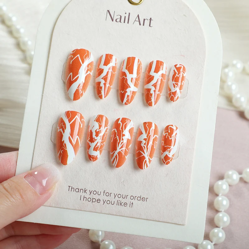 Künstlerisches Press-On-Nageldesign