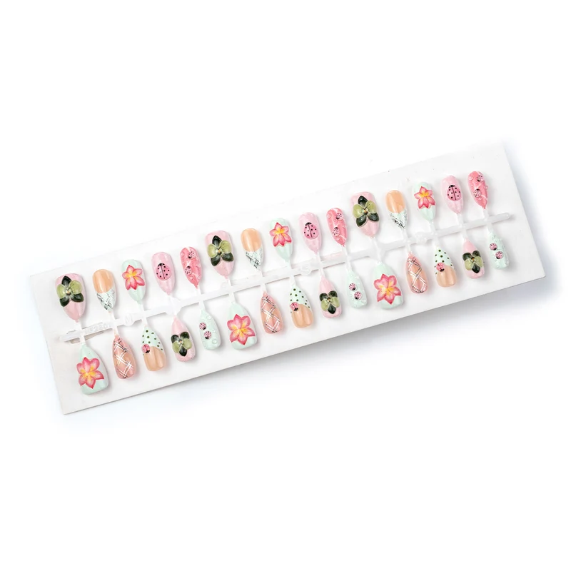 Kreatives blumenmotiviertes Press-On-Nagelset
