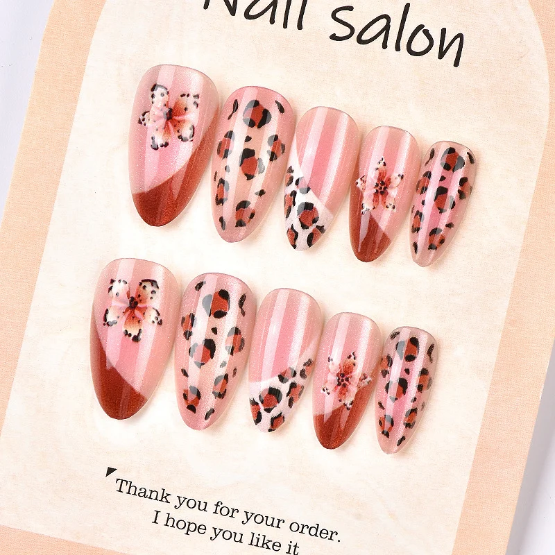 Künstlerisches Press-On Nagelkunstset mit floralen und Leoparden Designs
