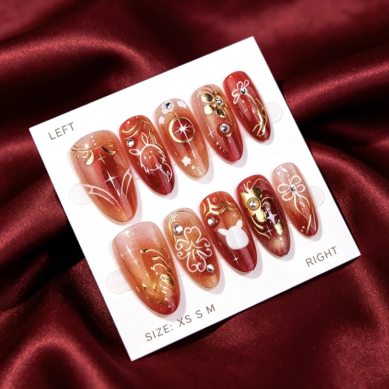 Dekoratives Nail Art Set mit goldenen Akzenten