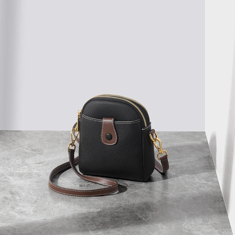 Kompakte genarbte vegane Lederkamera-Tasche mit Kontrastbesatz und abnehmbarem Schulterriemen