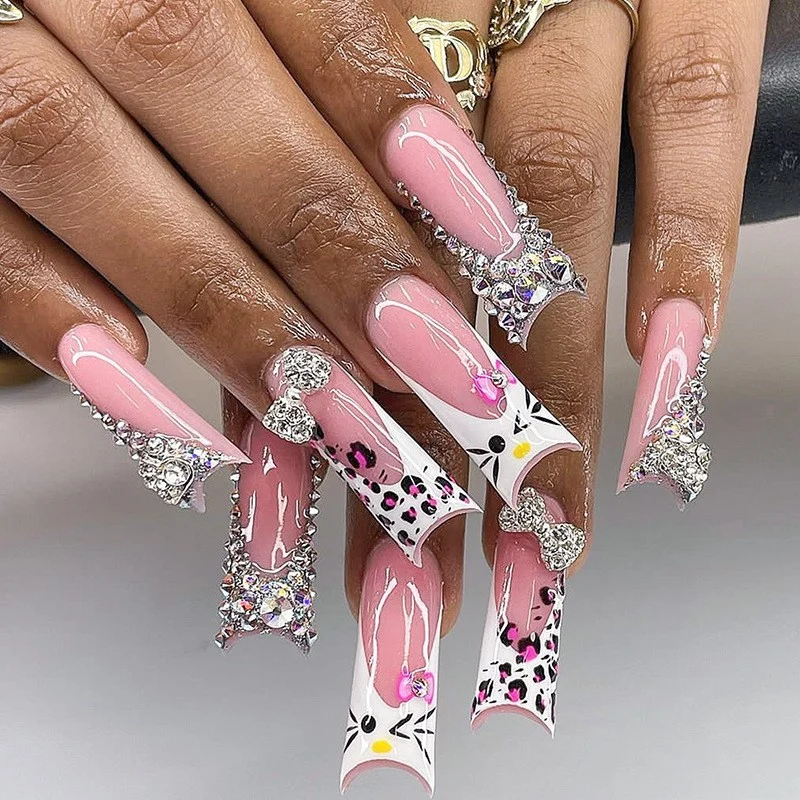 Künstlerisches Lange Press-On Nagelset mit abstraktem Design