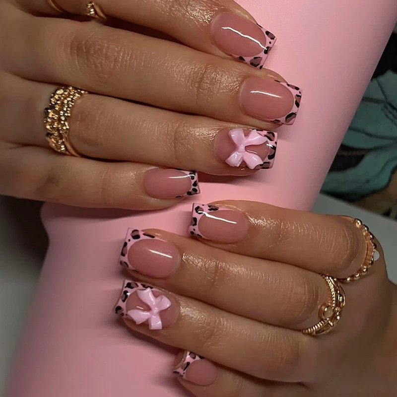 Künstlerisches Lange Press-On Nagelset mit abstraktem Design