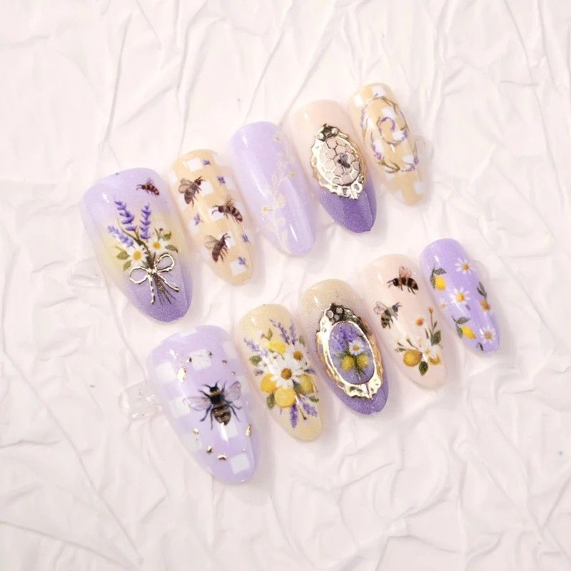Künstlerisches, von Blumen und Bienen inspiriertes Press-On-Nagelset