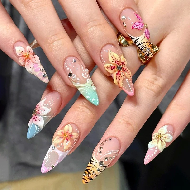 Dekoratives mit Blumen verziertes Press-On Nagelkunst-Set