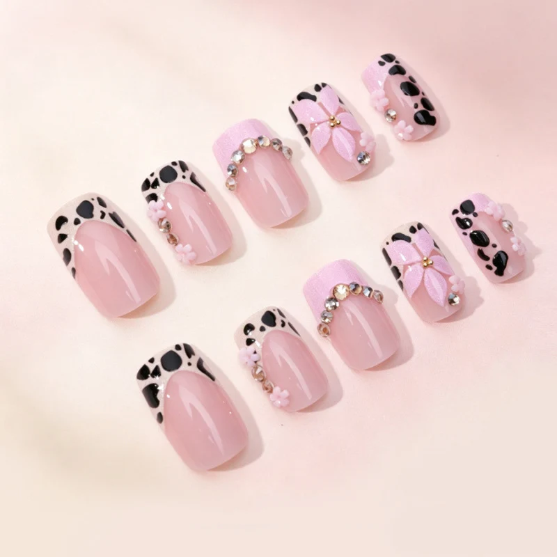 Künstlerisches dekoratives Press-On Nageldesign