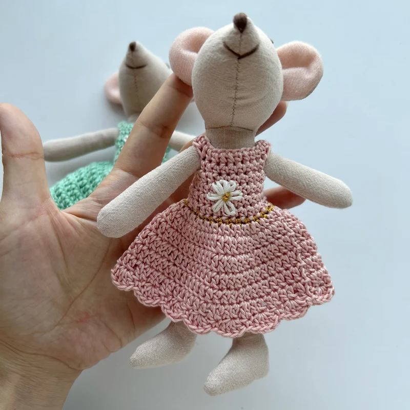Handgefertigte Leinen-Plüschmauspuppe mit gehäkeltem Kleid und bestickten Details