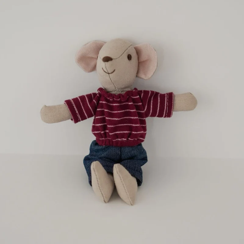 Handgefertigte Leinen Maus Plüschpuppe mit gestreiftem Strickhemd und Jeanshose
