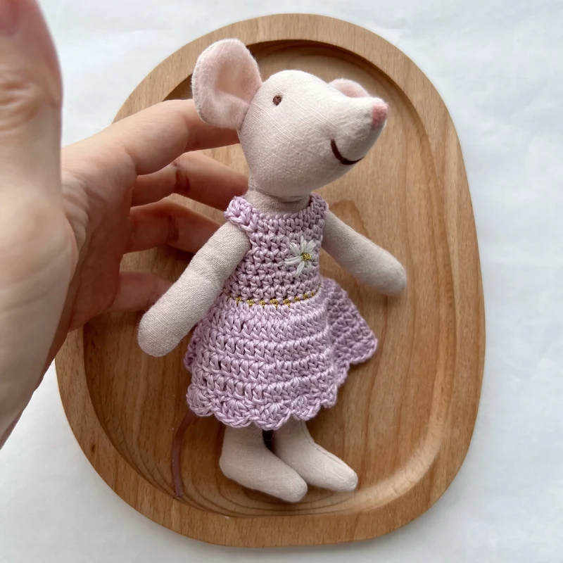 Handgefertigte Leinenmaus-Puppe mit gehäkeltem Kleid und gesticktem Gesicht