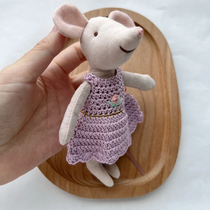 Handgefertigte Leinenmaus-Puppe mit gehäkeltem Kleid und gesticktem Gesicht