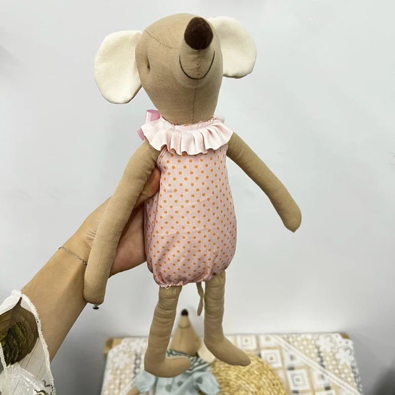 Handgefertigtes Leinen-Elefant-Plüschspielzeug mit gestreiftem Rüschkragen und weichem Overall