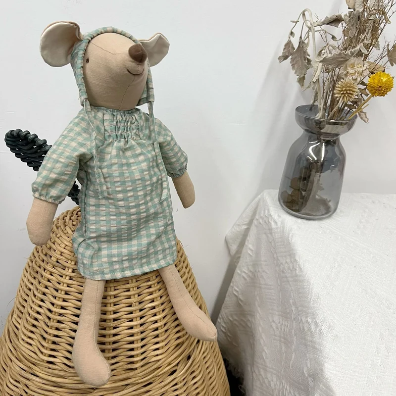 Handgefertigtes Leinen-Elefant-Plüschspielzeug mit gestreiftem Rüschkragen und weichem Overall