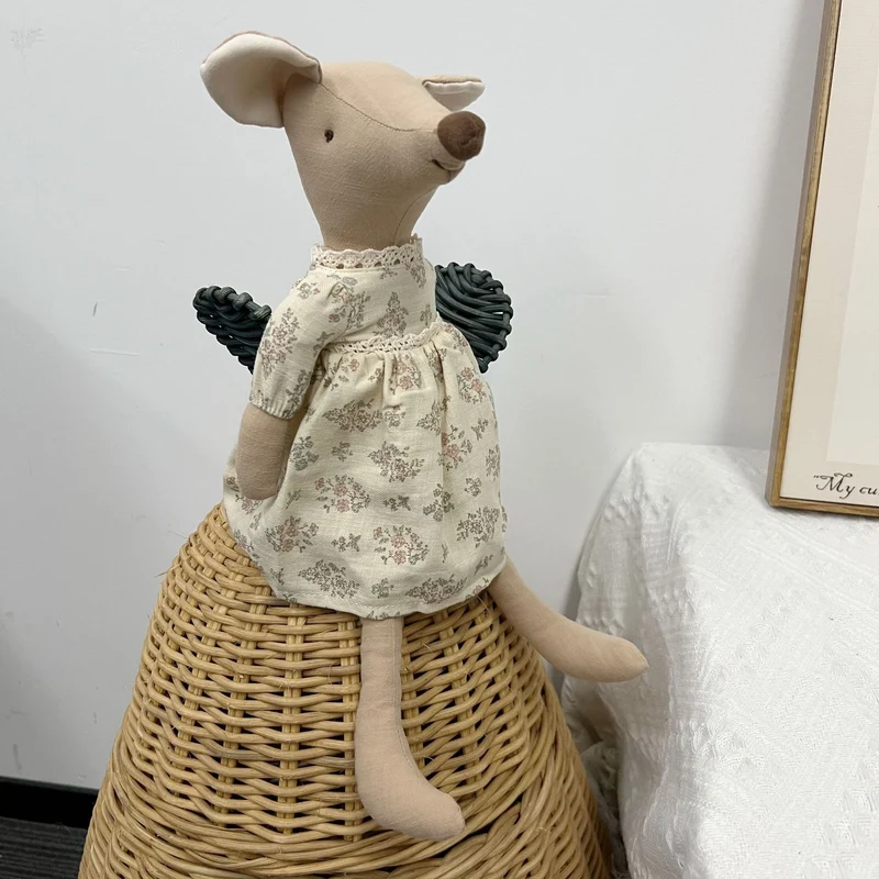 Handgefertigte Leinen-Elefant-Plüschpuppe mit langen Gliedmaßen und gepunktetem Baumwollkleid