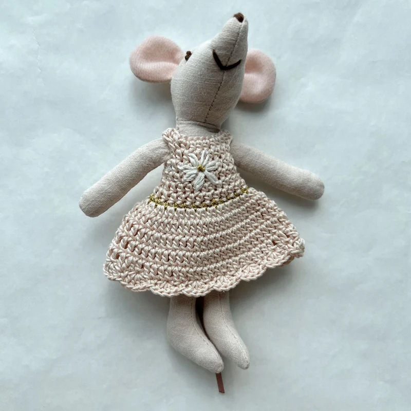 Handgefertigte Leinen-Baumwoll-Mauspuppe mit Häkelkleid und gestickter Blume