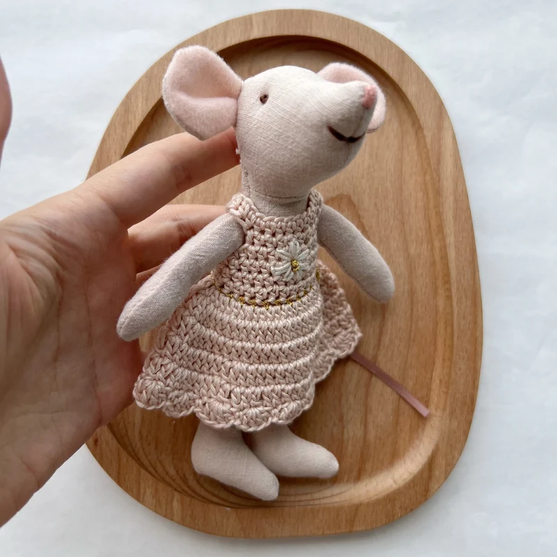 Handgefertigte Leinen-Baumwoll-Mauspuppe mit Häkelkleid und gestickter Blume