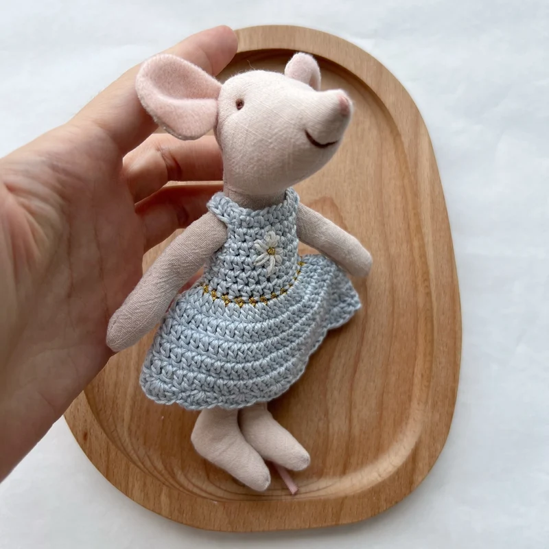 Handgefertigte Leinen-Baumwoll-Mauspuppe mit Häkelkleid und gestickter Blume
