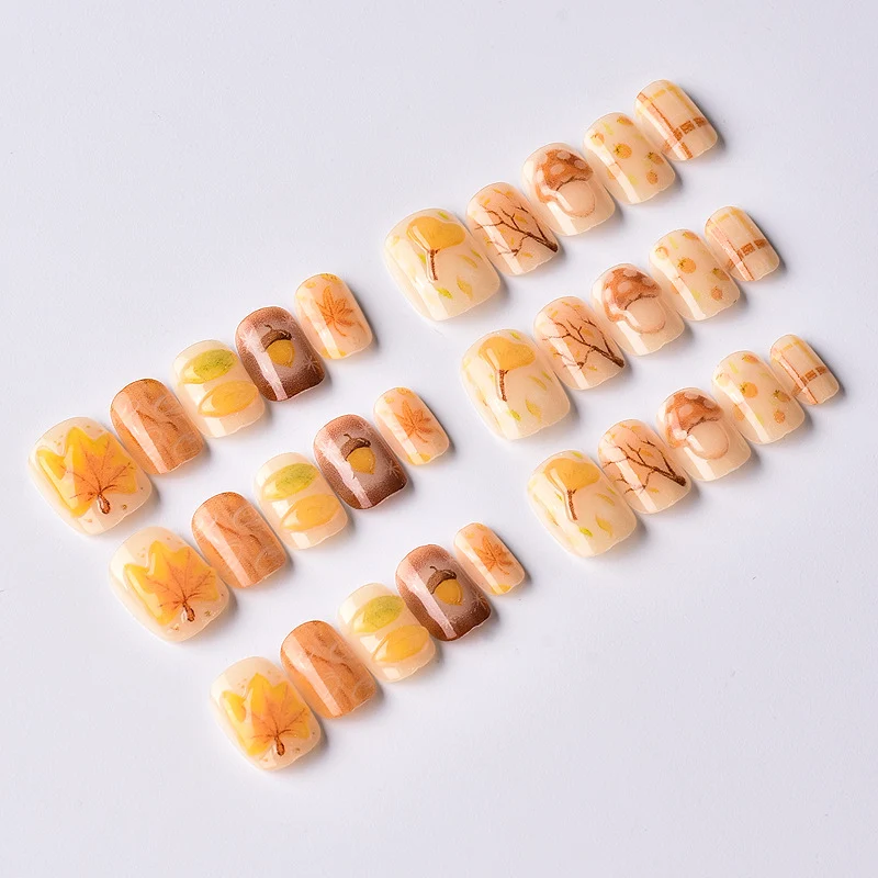 Künstlerisch herbstlich inspiriertes Press-On Nail Art Set